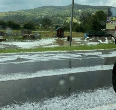 Сніг посеред літа: популярний український курорт накрила стихія