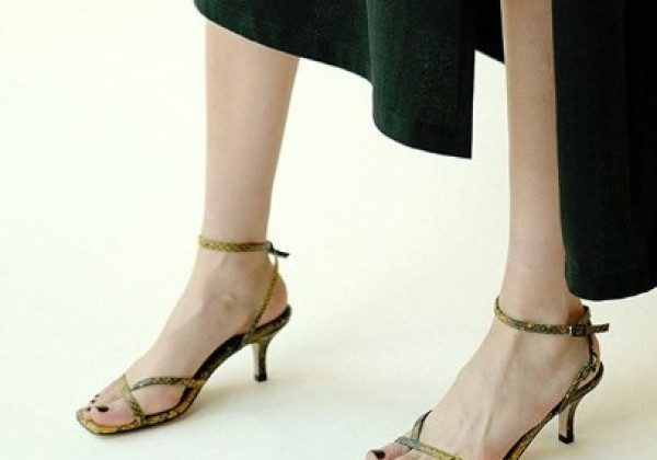 У моді зручні босоніжки на "котячих" підборах з 50-х: фото