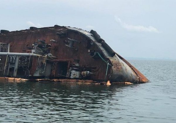 Екологи шоковані: в Одесі з танкера Delfi в море витікає нафта