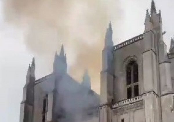 У французькому Нанті палає старовинний собор Петра і Павла