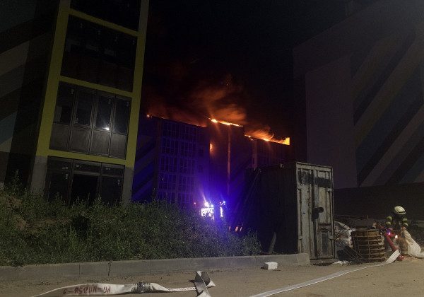 У Києві горить новий висотний житловий комплекс