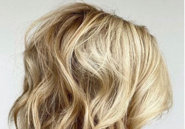 У моді приголомшлива стрижка з 90-х перевернутий боб - фото