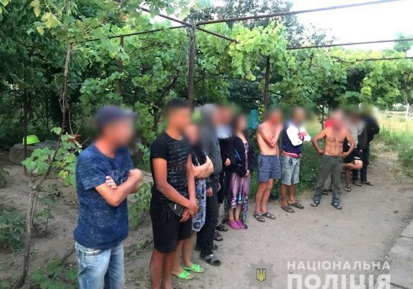 Під Херсоном чоловік завів рабів і здавав їх в оренду