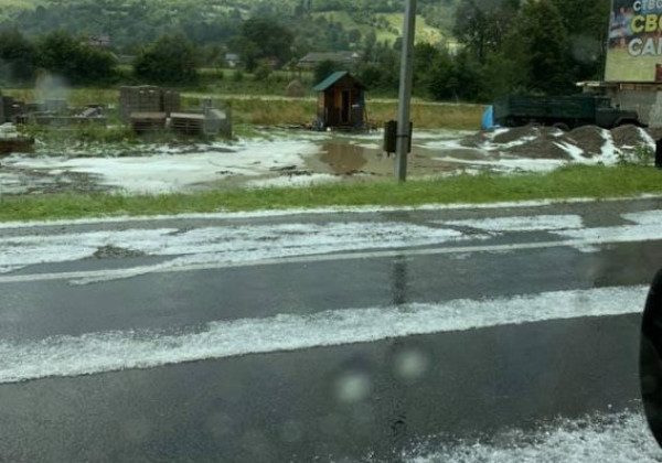 Сніг посеред літа: популярний український курорт накрила стихія
