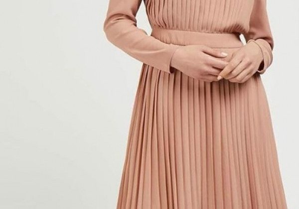 У моду повернулися розкішні плісировані сукні з 20-х: фото