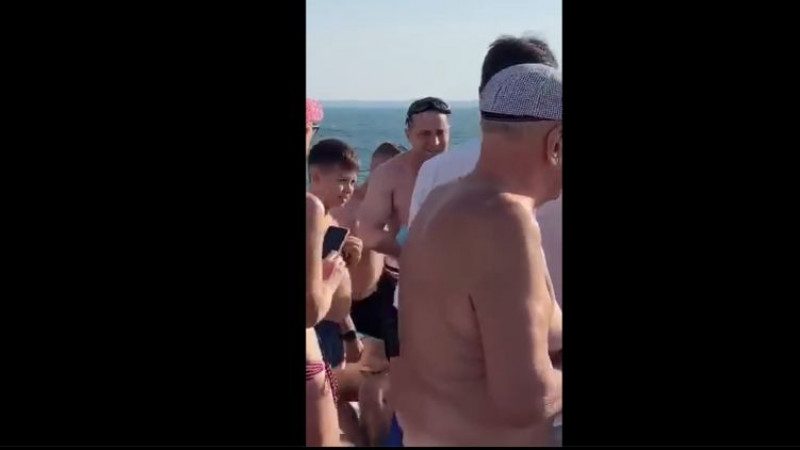 Год спустя на том же месте: Зеленский в компании Ермака искупался в море в Одессе