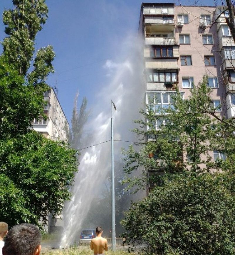 Водой повыбивало окна: в Киеве на Березняках прорвало трубу