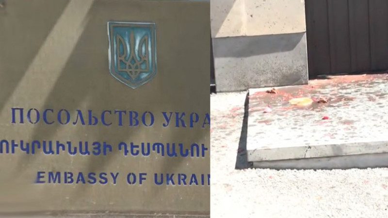 "Україна, не провокуй": у Вірменії облили борщем українське посольство