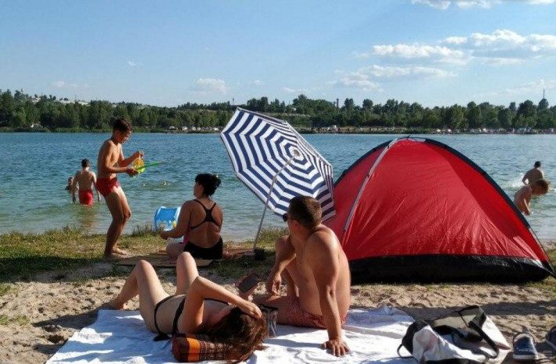 У розпал літа у Києві заборонили купатися на всіх пляжах: названо причину