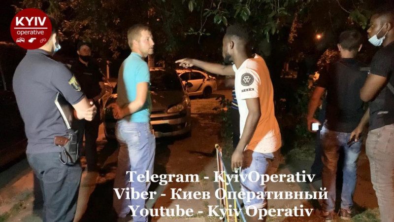 У Києві п'яні скінхеди побили іноземців