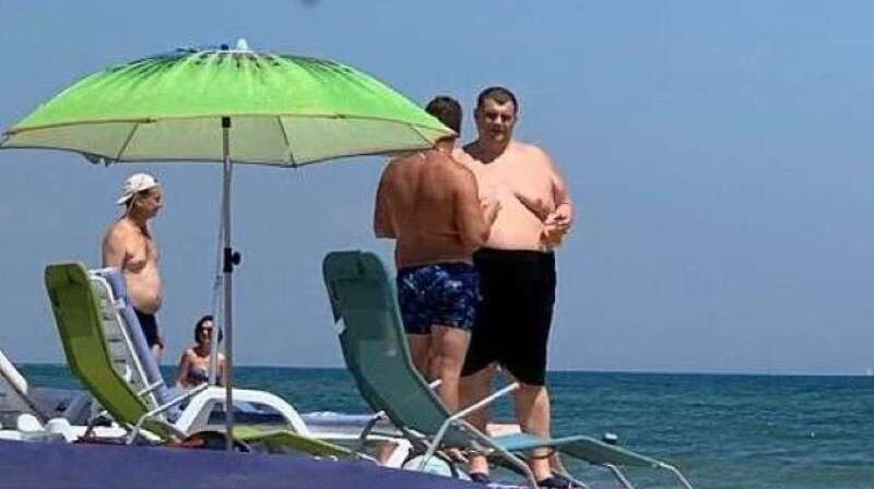 В трусах та з келихом пива: "слугу народу" засікли на курорті під Одесою