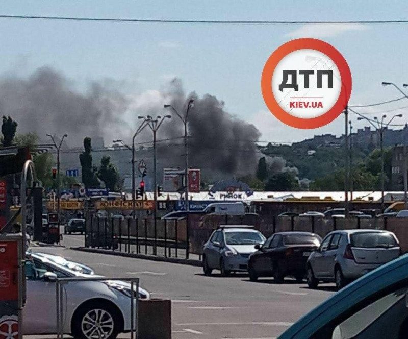 "Выжимают под ТЦ": в Киеве полыхает рынок Петровка у метро Почайна