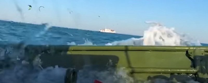 Смогли повторить: в захваченном Крыму россияне утопили бронемашину