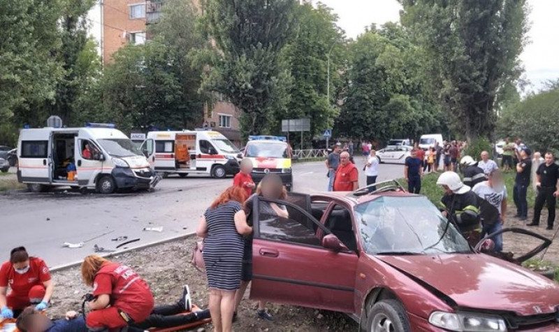 На Хмельниччині "Хонда" влетіла у "швидку": багато постраждалих