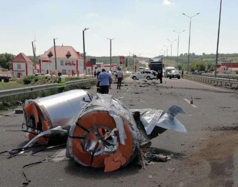 На Миколаївщині вантажівка вбила молодих людей, фото з місця трагедії