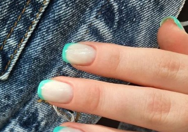 Бирюзовый маникюр 2020 лето
