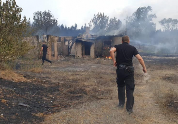 В результаті пожеж на Луганщині загинули люди, згоріло багато будинків В результаті пожеж на Луганщині загинули люди, згоріло багато будинків