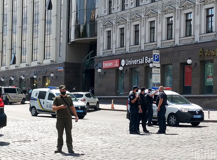 В Киеве мужчина захватил отделение банка, а потом его задержали