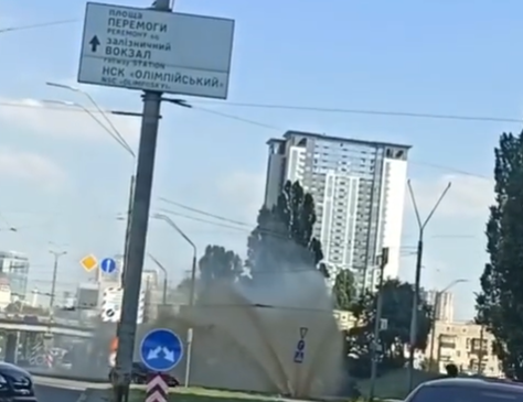 На проспекте Победы в Киеве появился гейзер – Новости Киев На проспекте Победы в Киеве появился гейзер – Новости Киев