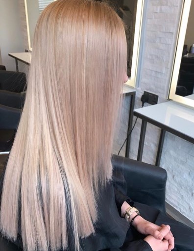 В моду вернулись прямые волосы