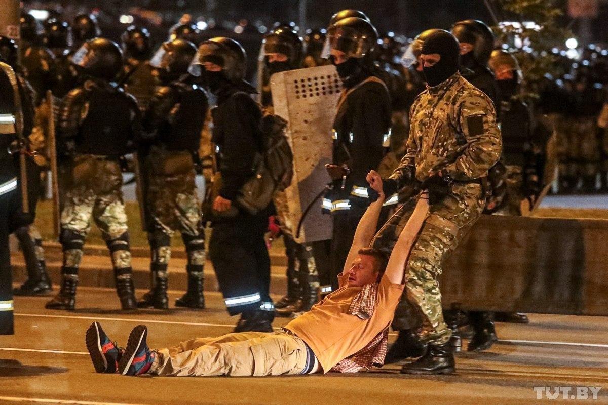 Протесты в Минске: стрельба по демонстрантам, барикады и первые жертвы