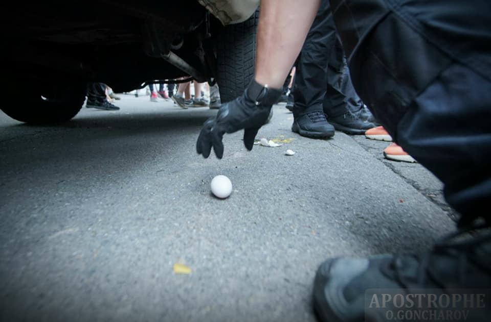 'Затримували людей за яйця': у Києві під посольством Білорусі палили фаєри 'Затримували людей за яйця': у Києві під посольством Білорусі палили фаєри