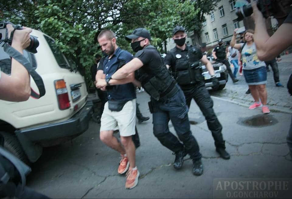 'Затримували людей за яйця': у Києві під посольством Білорусі палили фаєри 'Затримували людей за яйця': у Києві під посольством Білорусі палили фаєри