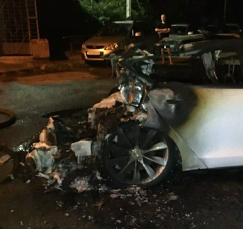 У Києві горіло авто Tesla У Києві горіло авто Tesla