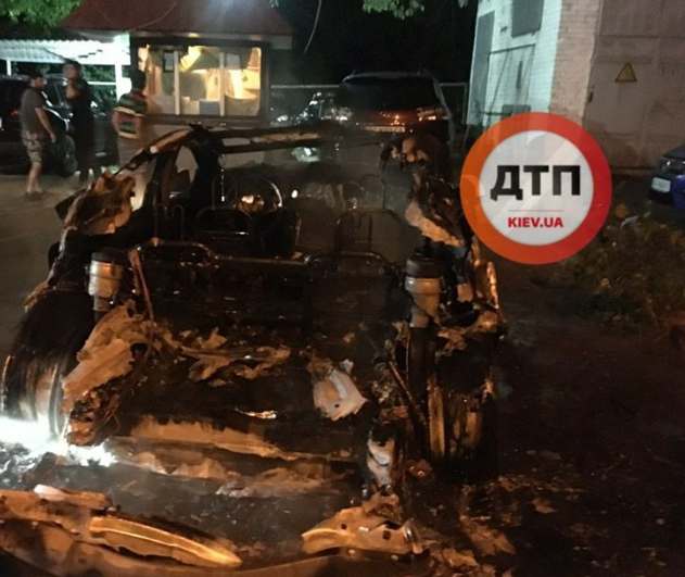 У Києві горіло авто Tesla У Києві горіло авто Tesla