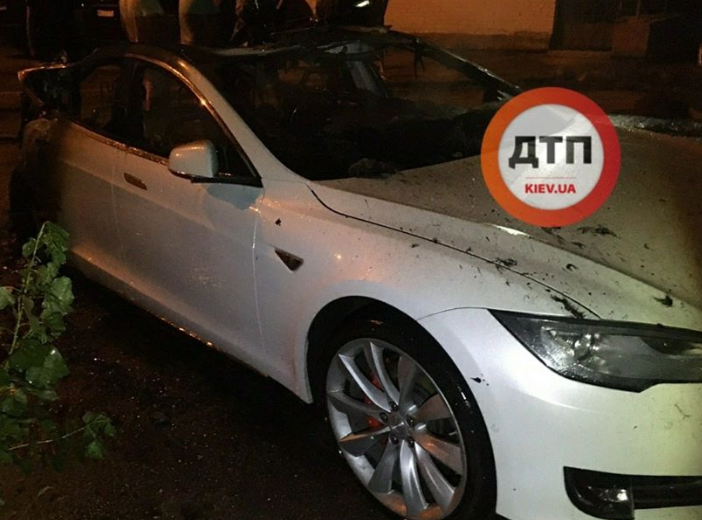 У Києві горіло авто Tesla У Києві горіло авто Tesla