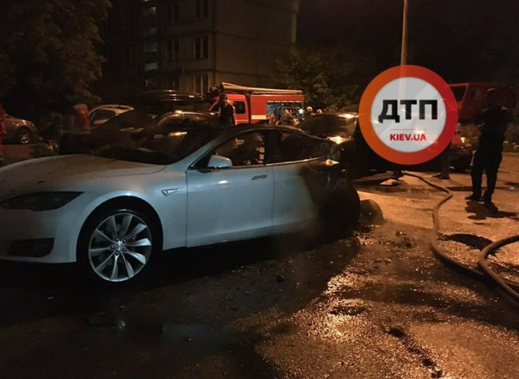 У Києві горіло авто Tesla У Києві горіло авто Tesla