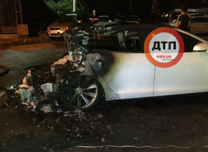 У Києві горіло авто Tesla У Києві горіло авто Tesla