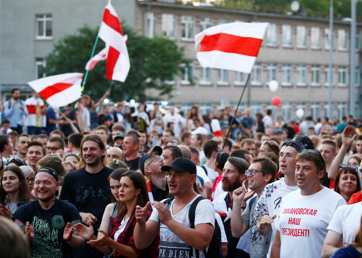 На здании КГГА вывесили гигантский бело-красный флаг в поддержку Беларуси
