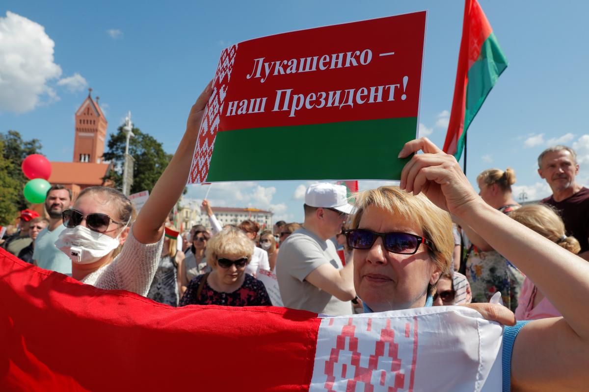 Протесты в Беларуси - участников митинга за Лукашенко учат, что кричать -  Главред