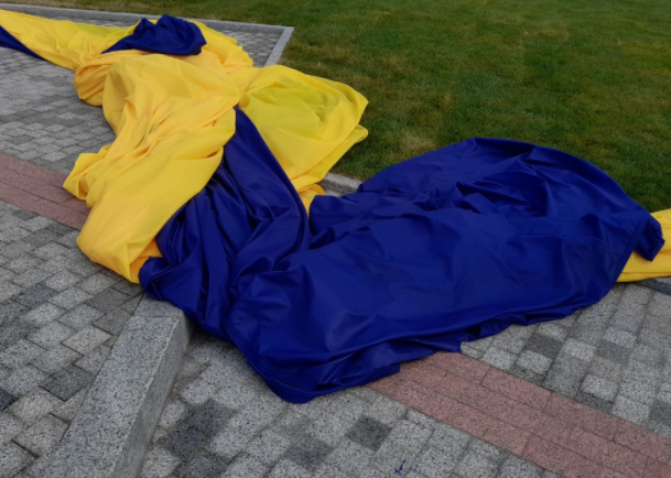Найбільший український прапор знято – Новини Київ Найбільший український прапор знято – Новини Київ