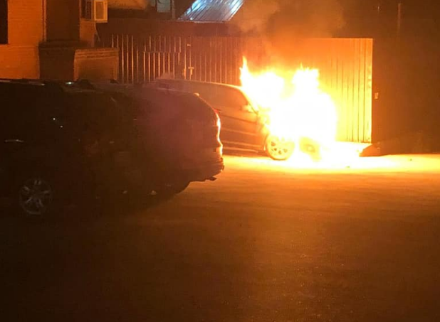 Гео Лерос раскрыл подробности поджога своего авто Гео Лерос раскрыл подробности поджога своего авто