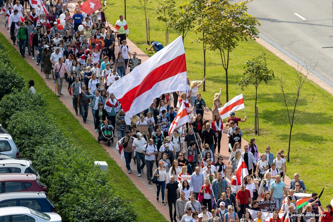Люди идут на митинг / people.onliner.by