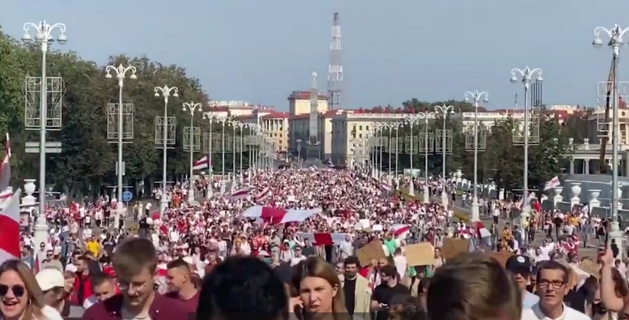 Тысячи людей идут по проспекту в сторону ГУМа. / скриншот из видео