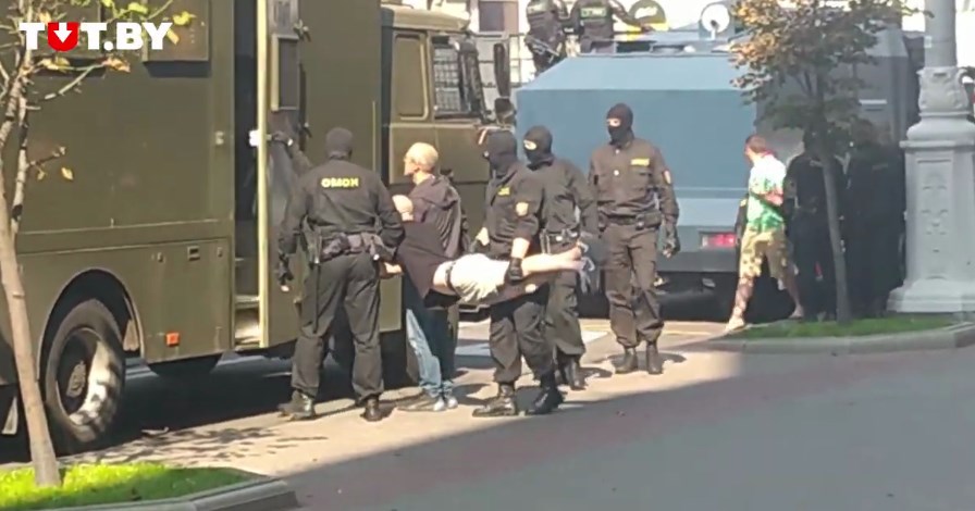 Мужчину несут в автозак / скриншот из видео