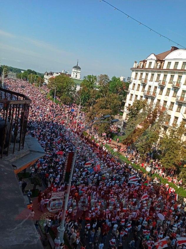 Люди по ул. Ленина выдвигаются ко Дворцу спорта. / t.me/belamova