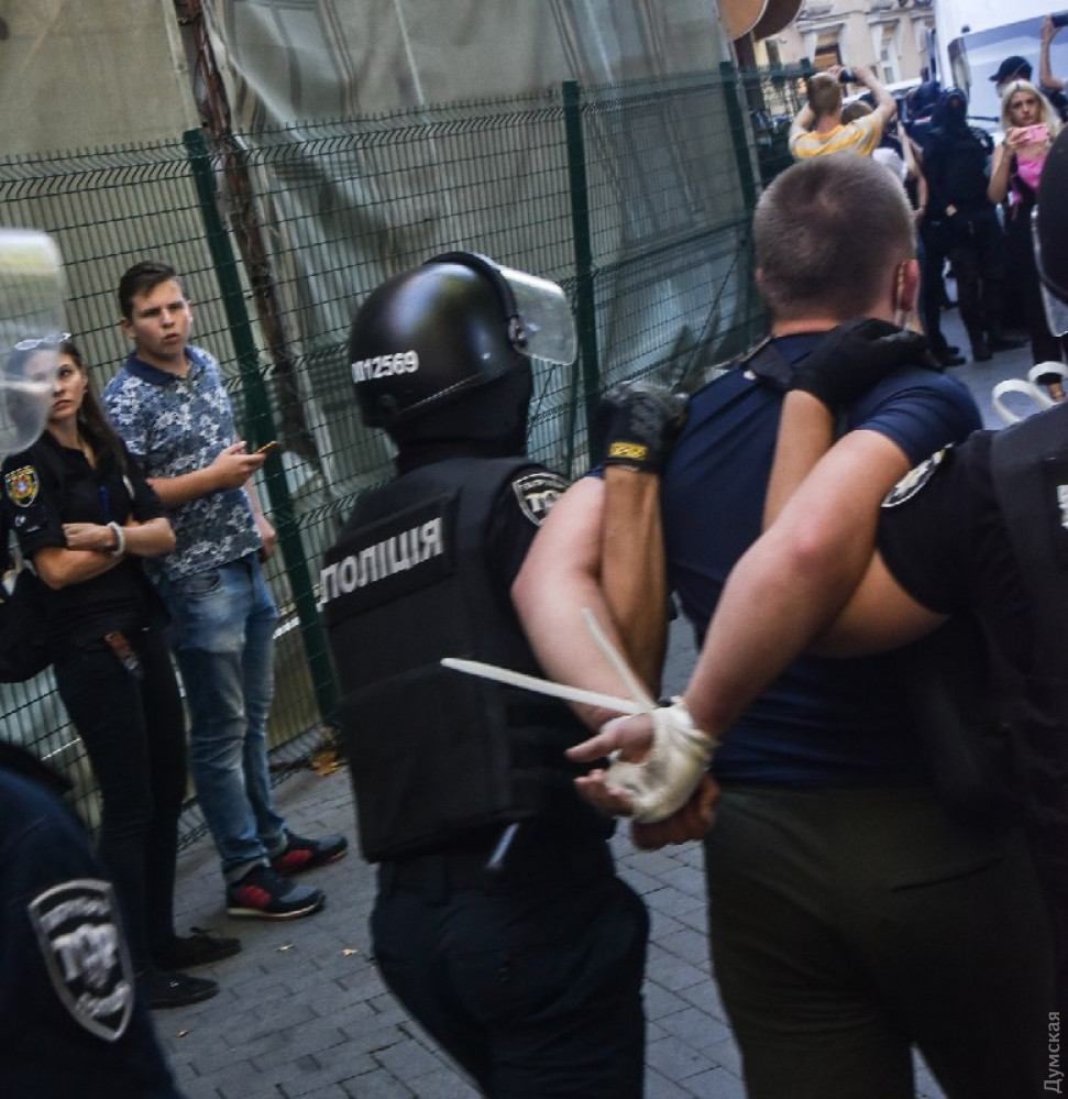 Активісти побилися з учасниками ЛГБТ-фестивалю Активісти побилися з учасниками ЛГБТ-фестивалю