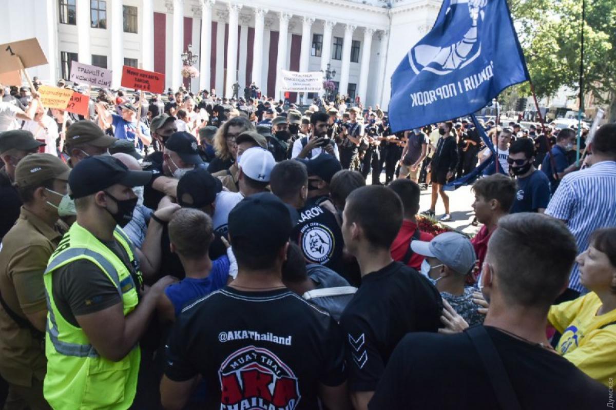 Активісти побилися з учасниками ЛГБТ-фестивалю Активісти побилися з учасниками ЛГБТ-фестивалю