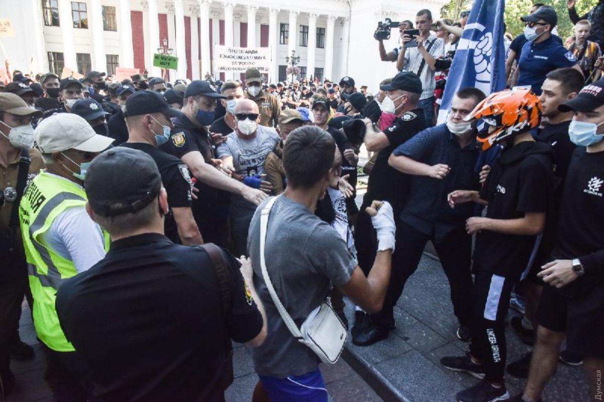 Активісти побилися з учасниками ЛГБТ-фестивалю Активісти побилися з учасниками ЛГБТ-фестивалю
