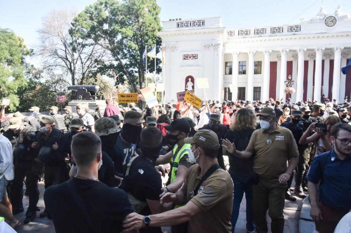 Активісти побилися з учасниками ЛГБТ-фестивалю Активісти побилися з учасниками ЛГБТ-фестивалю