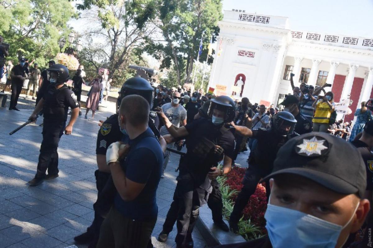 Активісти побилися з учасниками ЛГБТ-фестивалю Активісти побилися з учасниками ЛГБТ-фестивалю
