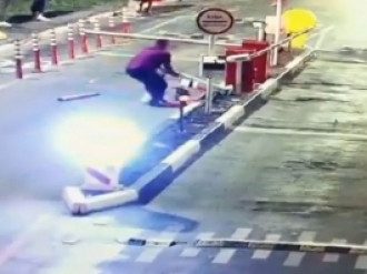 Мужчина сломал систему пропуска на Труханов остров