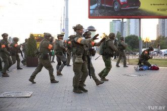 До Мінська з'їжджається військова техніка, почалися нові затримання До Мінська з'їжджається військова техніка, почалися нові затримання
