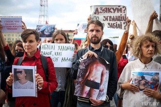 Жертви силовиків показали, як їх били силовики в Мінську Жертви силовиків показали, як їх били силовики в Мінську