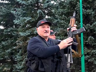 Олександр Лукашенко з автоматом Олександр Лукашенко з автоматом