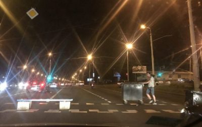 Барикади та вибухи гранат: у Мінську знову розпочалися сутички, закрили метро